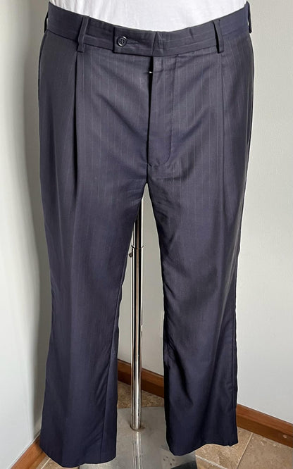 Ermenegildo Zegna 100% wool Navy Suit  -size 40 - Pre-loved